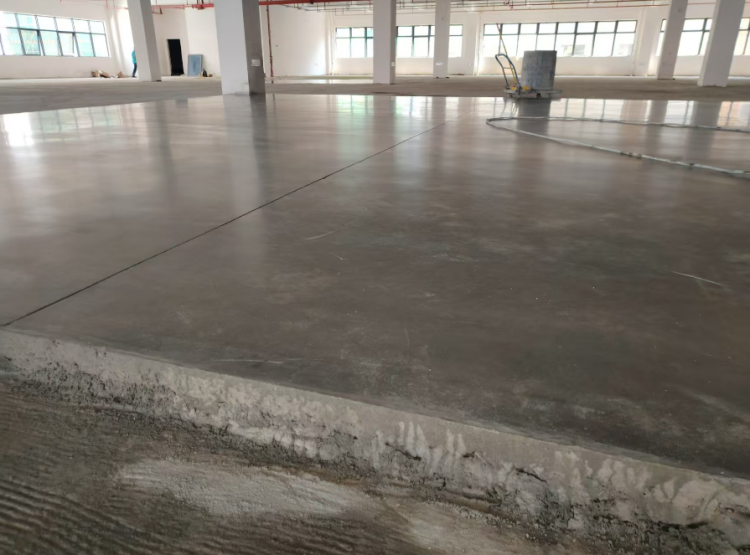 铭晨:新车间地面金刚砂施工进行中